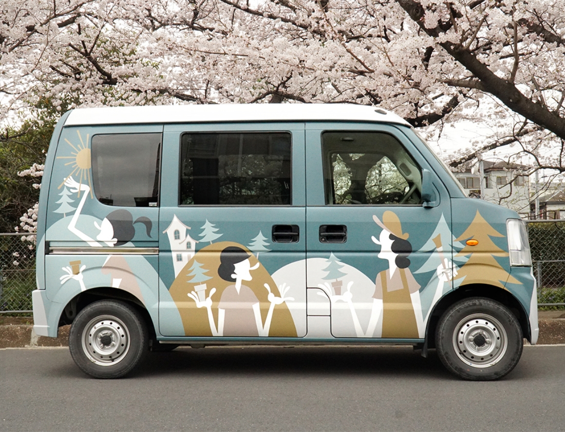 波乗り絵描き人のKei Otsukaさんが軽自動車にペイントした写真 - アースカラーの車ペイント用ペンキでプレゼントツリーの様子を描いている